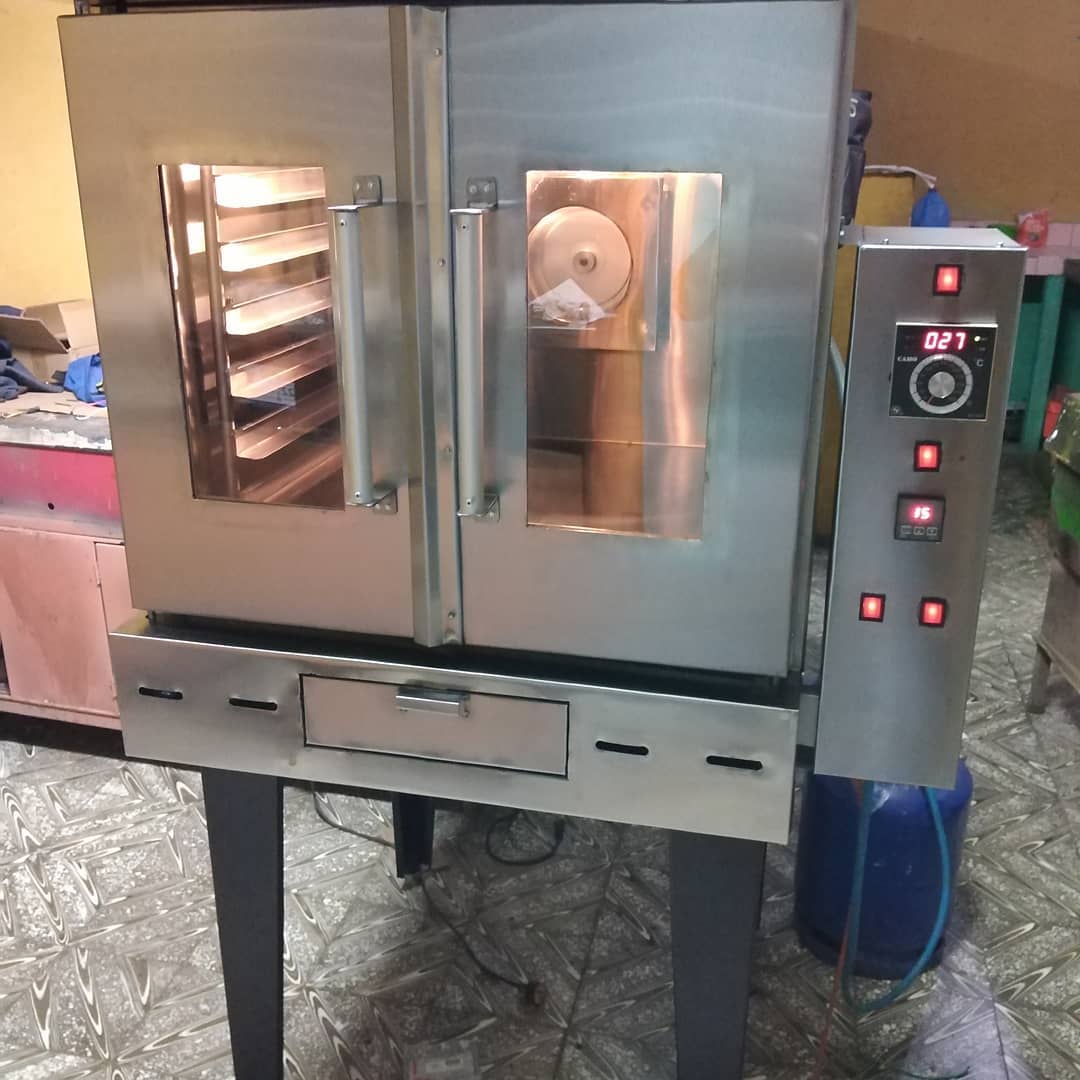 Horno industrial de acero inoxidable con panel de control