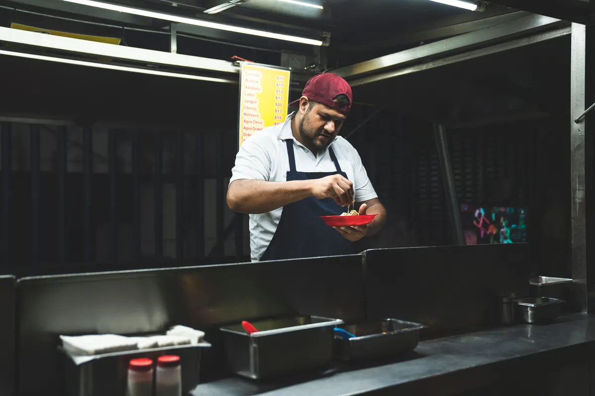 Inicio Carrito de comida con mesa de trabajo y recipientes de acero inoxidable